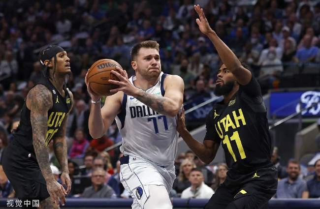  东契奇超远三分绝杀独行侠险胜森林狼  